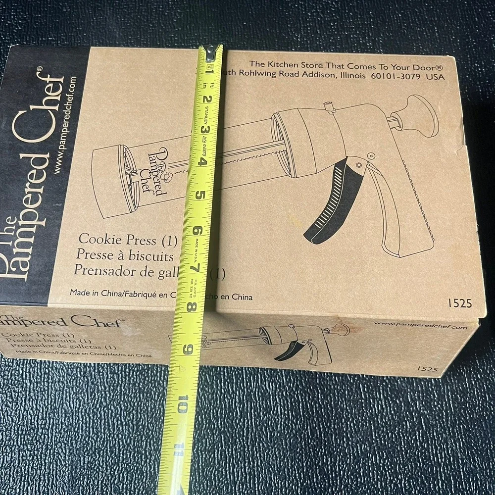 The Pampered Chef Cookie Press 1525 with 16 Disks and Manual in Box